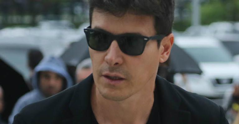 Rodrigo Faro segura as lágrimas e fala sobre Gugu Liberato em velório: ”Céu ficou triste”