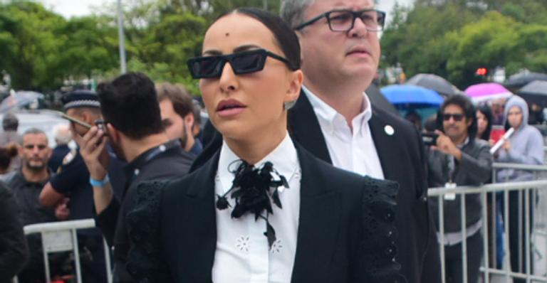 Sabrina Sato rebate críticas após look fashion no velório de Gugu Liberato: ”Prefiro pecar pelo excesso”