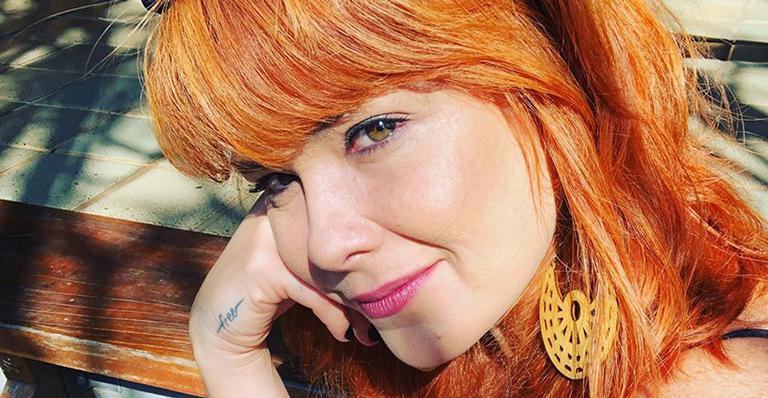 Samara Felippo mostra fotos de frente e verso com maiô ousado