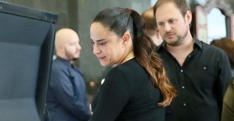 Silvia Abravanel beija o corpo de Gugu Liberato no velório