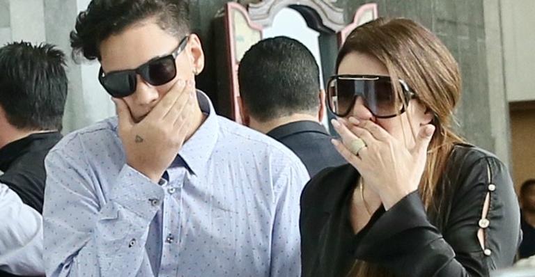 Simony e o filho choram muito durante despedida de Gugu Liberato em velório