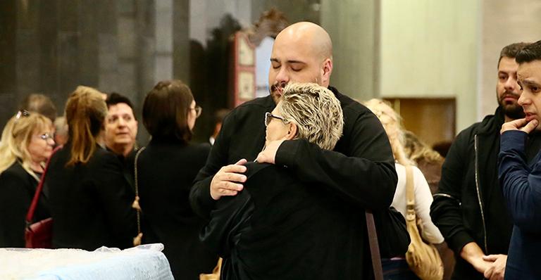 Tiago Abravanel ampara a mãe, Cinthia, na despedida de Gugu Liberato
