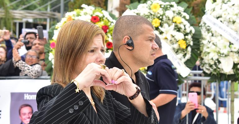 Família de Gugu Liberato é aplaudida e retribui carinho ao chegar para segundo dia do velório
