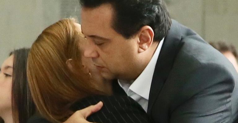 Geraldo Luis consola viúva de Gugu Liberato e se emociona ao se despedir em velório
