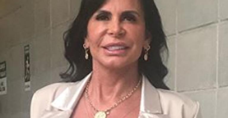 Gretchen causa ao surgir no ‘Encontro’ com o sutiã de fora