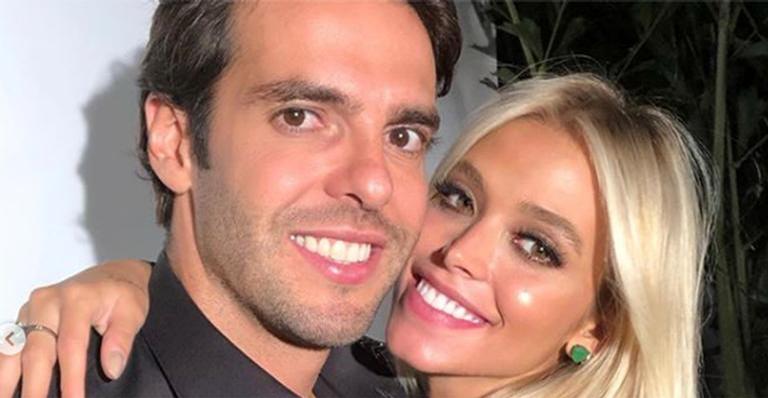 Kaká e a noiva, Carol Dias, fazem ensaio pré-casamento na praia