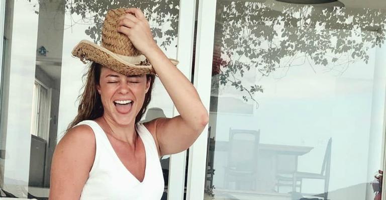 Paolla Oliveira aparece de maio branco exibindo pernões: ”Vontade de ficar assim pra sempre”