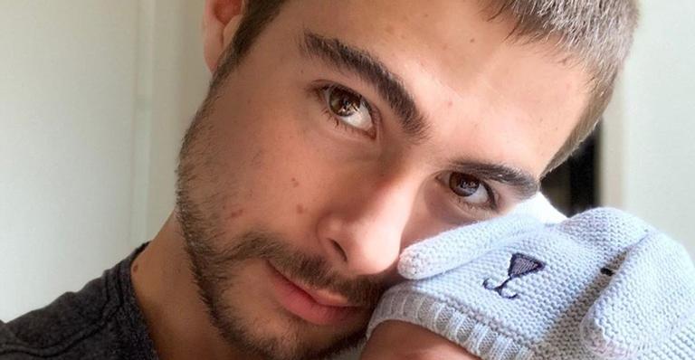 Rafael Vitti é flagrado ninando a filha, Clara Maria, e fãs não aguentam: ”Soninho gostoso”