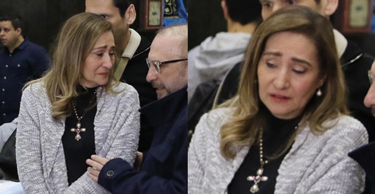 Muito abatida, Sonia Abrão se despede de Gugu Liberato com lágrimas