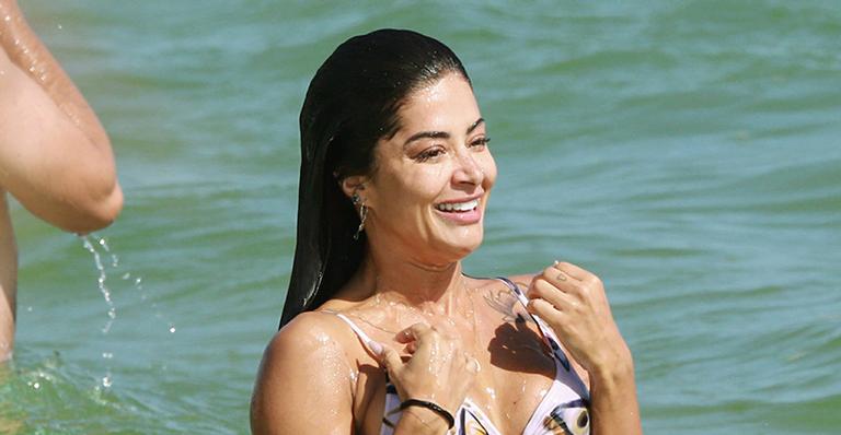 Aline Riscado exibe a boa forma em dia na praia com biquíni branco