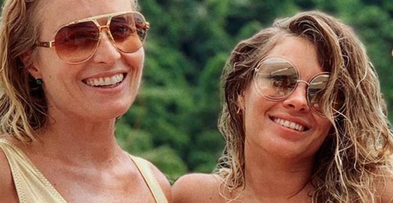 Comemorando 46 anos, Angélica aparece de biquíni em clique de Carolina Dieckmann e mostra corpão