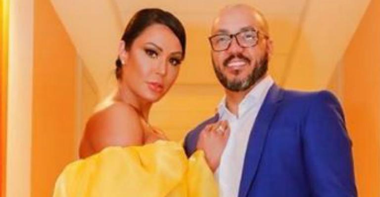 Gracyanne Barbosa aposta em vestido justinho e pernões torneados roubam a cena