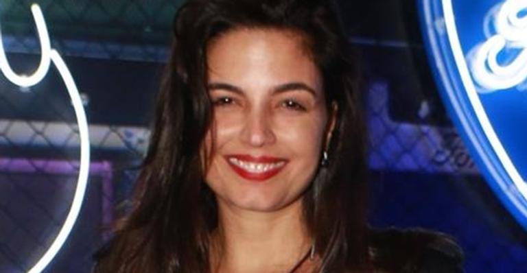 Emanuelle Araújo faz rara aparição com o namorado bonitão