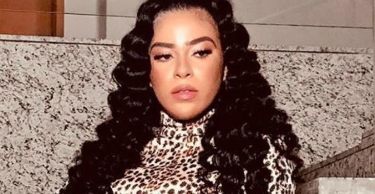 Ex-BBB Elana Valenaria posa bem ”tigrona” com microvestido e ostenta pernas esculturais
