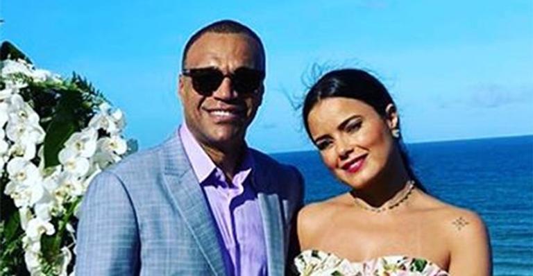 Luciele Di Camargo surge com vestido elegante no casamento de Kaká e Carol Dias