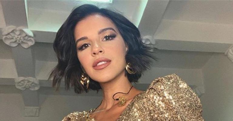 Mariana Rios exibe bumbum poderoso ao limpar a piscina de maiô ousado