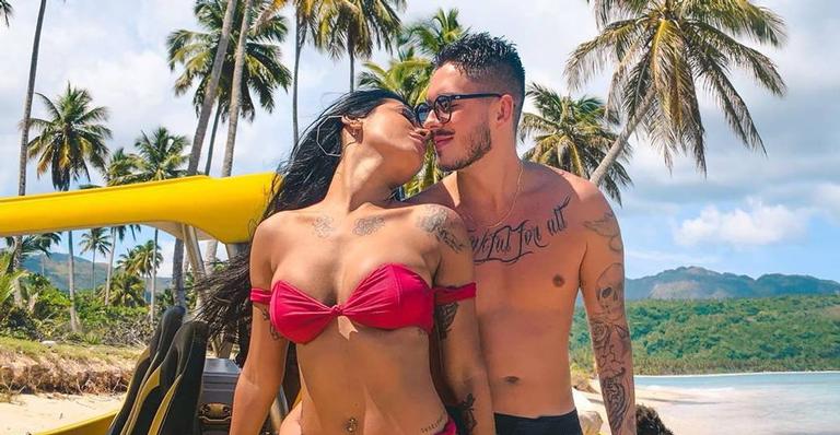 Pocah posa ao lado do amado e declara todo o seu amor: ‘Cada vez mais apaixonada’