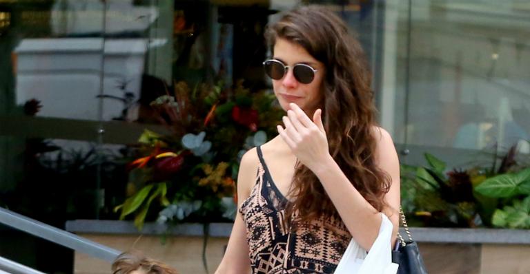 Ele cresceu! Alinne Moraes faz raríssima aparição com o filho durante almoço