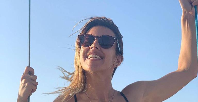 Em viagem, Cris Dias aproveita dia de sol em ilha paradisíaca: ‘Que energia’