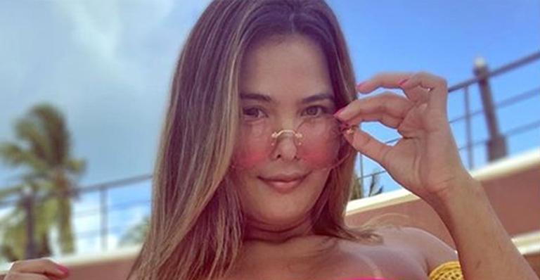 Geisy Arruda provoca os fãs ao deixar parte dos seios à mostra em biquíni ousado