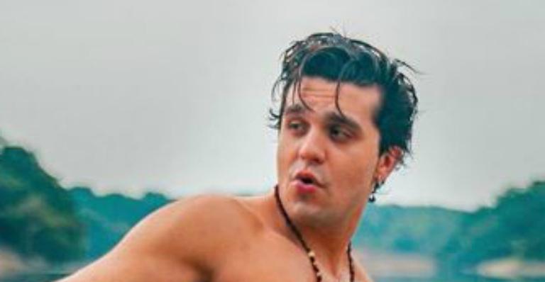 Luan Santana surge sem camisa em mergulho pela Amazônia e mostra boa forma