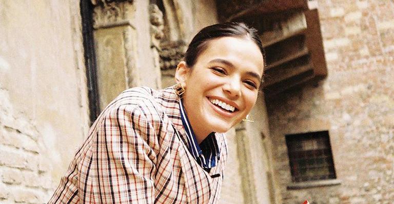 Bruna Marquezine surge com boca gigante e rebate acusação de preenchimento