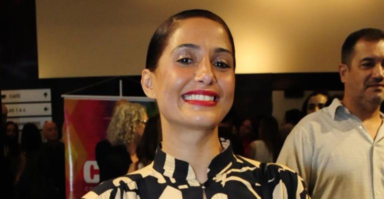Camila Pitanga e a namorada surgem abraçadas em evento