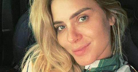 Carolina Dieckmann surge em passeio de bicicleta com companhia inusitada