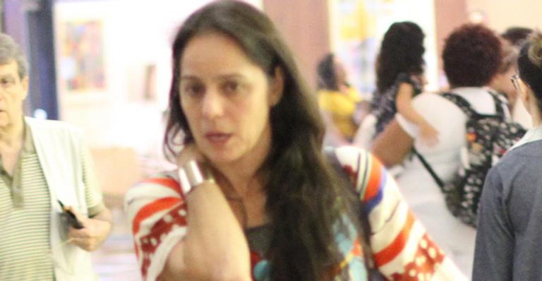 Claudia Mauro surge belíssima ao lado dos dois filhos gêmeos em shopping
