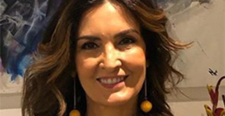 Fátima Bernardes exibe a decoração simples de seu camarim na Globo