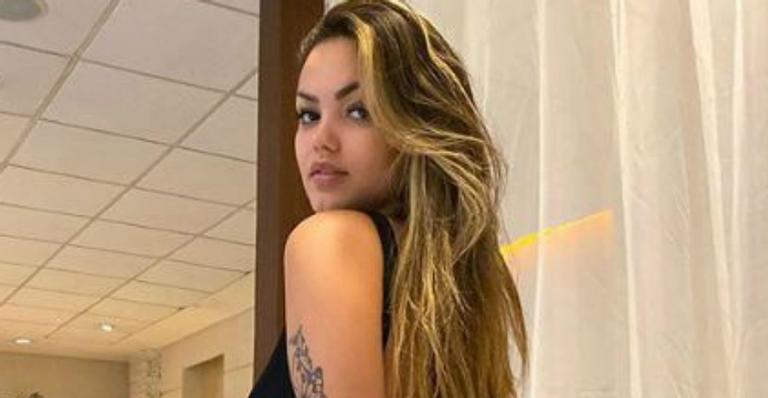 Filha de Kelly Key e Latino posa com maiô ousado e bumbum gigante chama a atenção