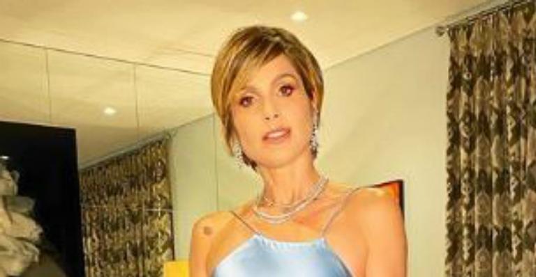Flávia Alessandra surge deslumbrante em vestido com fenda e pernões torneados roubam a cena