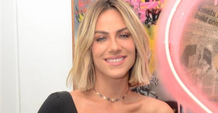 Giovanna Ewbank empina o bumbum ao surgir apenas de lingerie na cama