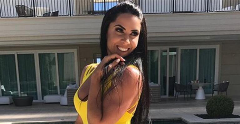 Graciele Lacerda ostenta boa forma ao surgir com maiô amarelo