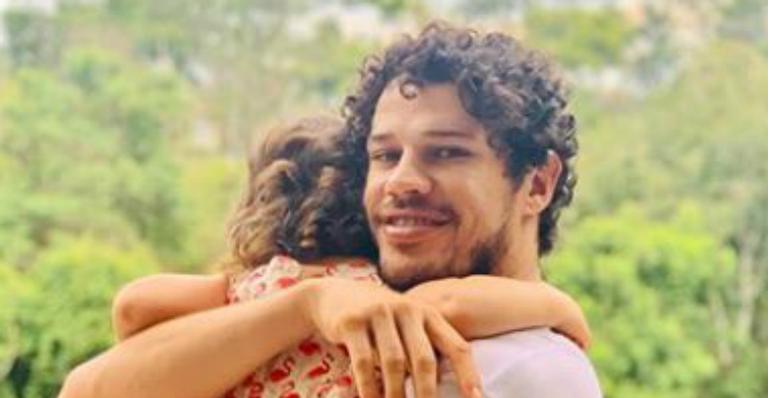 José Loreto curte fim de semana coladinho na filha e momento comove fãs