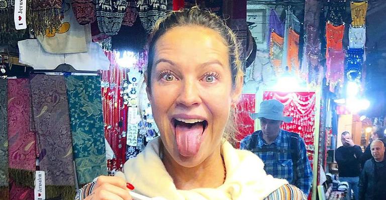 Nas redes, Luana Piovani posa com bíblia e terço para mostrar ‘roupinha de ver Deus’