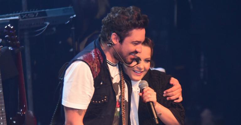 Maiara faz participação surpresa em show de Fernando e ganha beijão especial