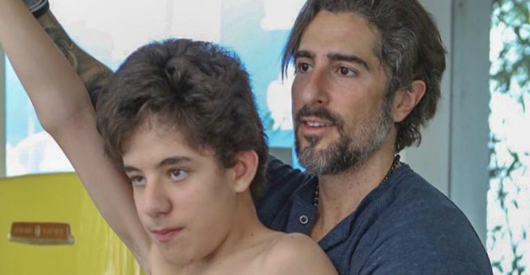 Marcos Mion se emociona com apresentação teatral do filho Romeo: ”Meu anjo”