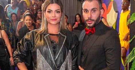 Marido de Kelly compartilha foto em resposta à clique nu da esposa: ”Não tenho maturidade”