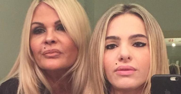 Namorada de Monique Evans aparece com os seios totalmente de fora durante show