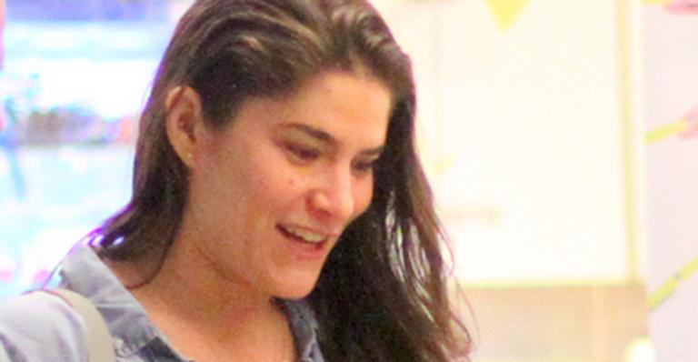 Priscila Fantin esquenta o domingo e namora bastante em shopping no Rio