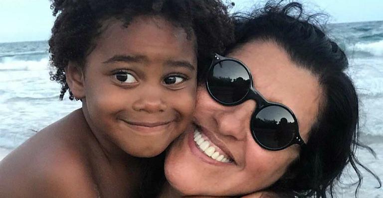 Regina Casé sai às pressas na madrugada para buscar filho: ”Isso que é amor de mãe”