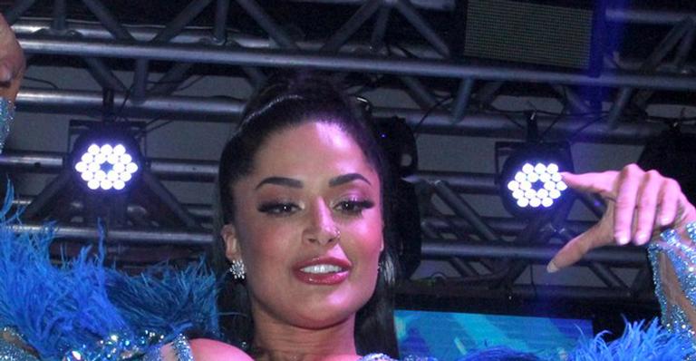 Aline Riscado passa por saia justa após macacão colado não segurar os seios