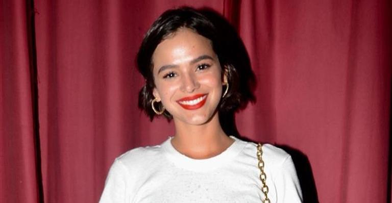 Bruna Marquezine surpreende ao surgir com os olhos azuis