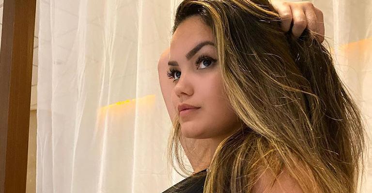 Filha de Kelly Key rebate críticas após surgir só de maiô na web: ”Não sou menor de idade”