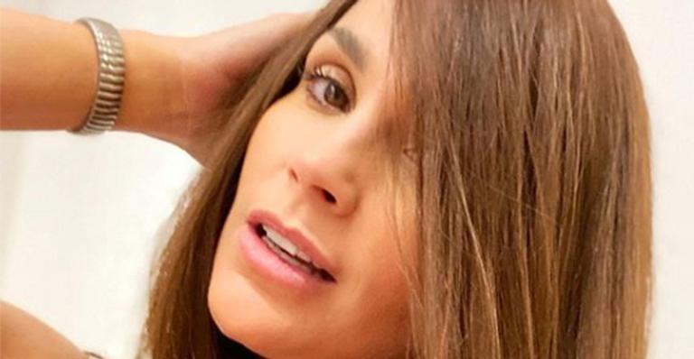 Flávia Alessandra surge com o cabelo comprido nos bastidores de novela
