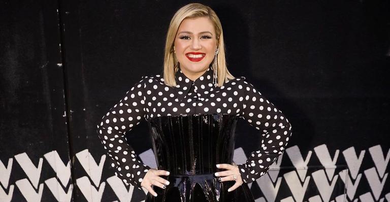 Kelly Clarkson dá desconto de mais de R$ 5 milhões em mansão à venda, diz site