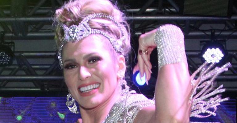 Lívia Andrade é traída por vestido mínimo e exibe parte do bumbum em evento pré-carnaval