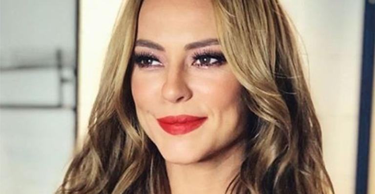 Paolla Oliveira ostenta pernas perfeitas com vestido curtinho