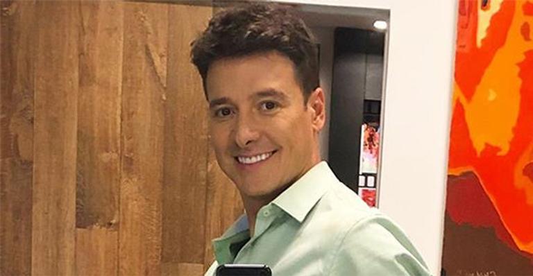 Rodrigo Faro passa por perrengue e rasga a calça no palco: ‘Cueca velha’